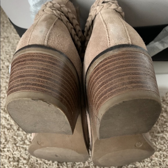 Black and Tan bootie with zipper on side tassel. - Picture 3 of 6